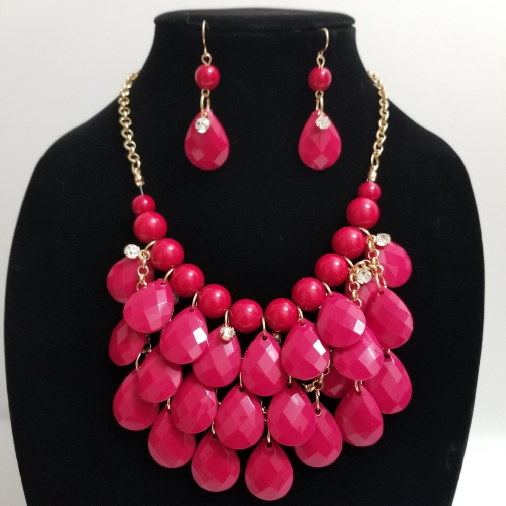 🆕️⬇️Ellen Tracy Fuschia/Gold Chunky Acrylic Teardrop Necklace And Earring Set